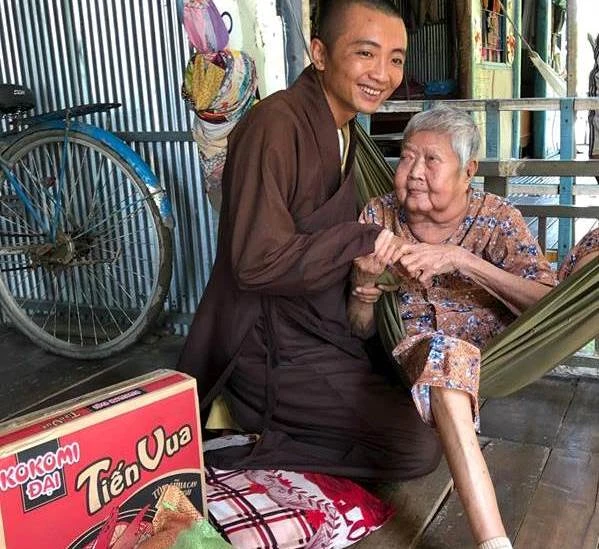 DD Thich Chon Tri an can tham tang  qua cho nguoi gia.jpg