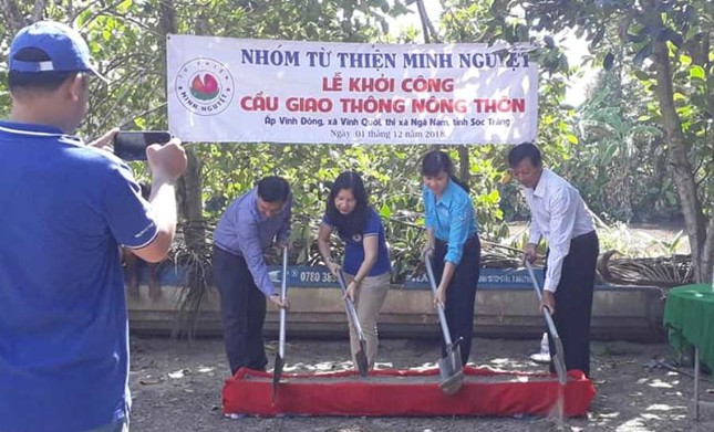 Nhóm từ thiện Minh Nguyệt khởi công 2 cầu bê-tông ảnh 1 c 1.jpg