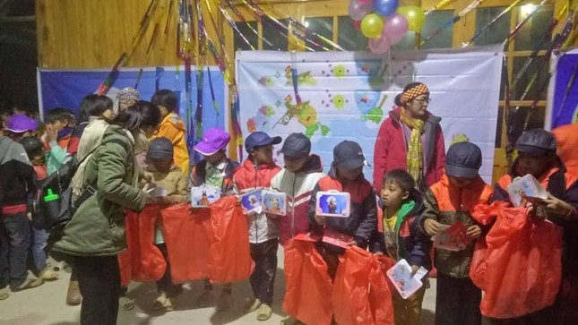 Ấm áp từ những đôi bàn tay ảnh 3 qtrung 1.jpg