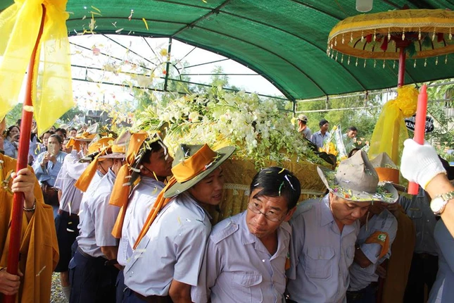 Phụng tống kim quan Trưởng lão HT.Thích Ngọc Lộ nhập bảo tháp ảnh 4 bdinh 5.jpg