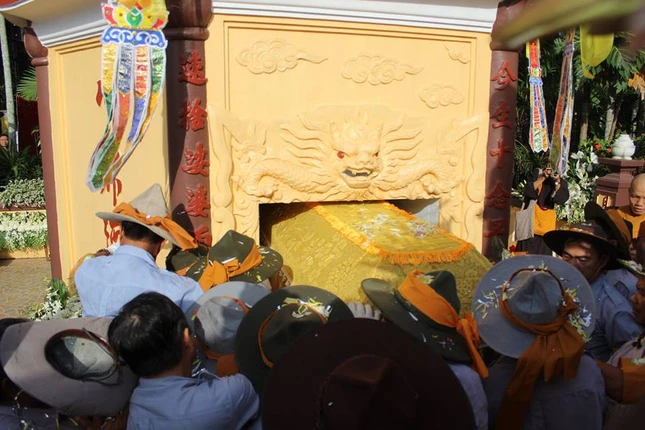 Phụng tống kim quan Trưởng lão HT.Thích Ngọc Lộ nhập bảo tháp ảnh 7 bdinh 6.jpg