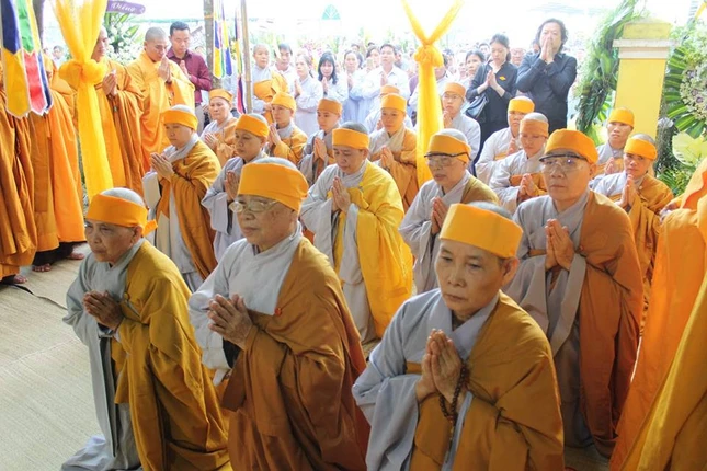 Phụng tống kim quan Trưởng lão HT.Thích Ngọc Lộ nhập bảo tháp ảnh 3 bdinh 7.jpg