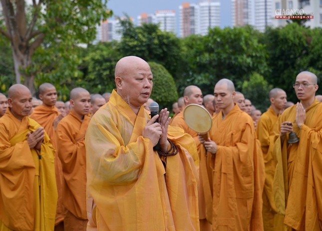 Le via Phat A Di Da - chua Hue Nghiem (11).jpg