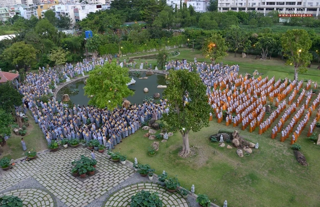 Le via Phat A Di Da - chua Hue Nghiem (22).jpg