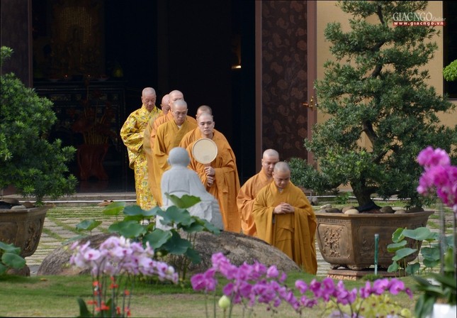 Le via Phat A Di Da - chua Hue Nghiem (5).jpg