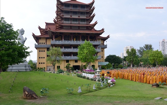 Le via Phat A Di Da - chua Hue Nghiem (6).jpg