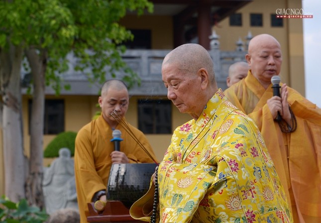 Le via Phat A Di Da - chua Hue Nghiem (8).jpg