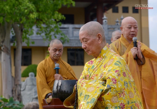 Le via Phat A Di Da - chua Hue Nghiem (8).jpg