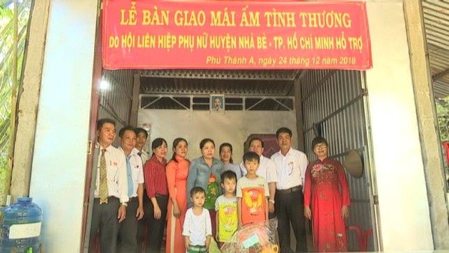 Canh trao tang nha mai am tinh  thuong.JPG
