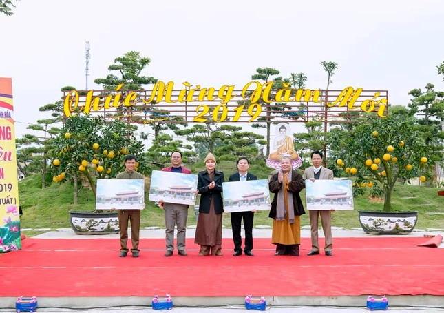 Trao b_ng khen cho c_c nh_ h_o t_m.jpg