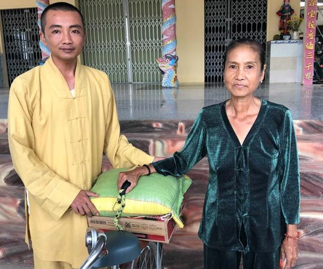 Tang qua cho gia dinh neo don o H  Tan Hong.jpg