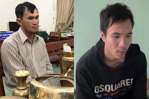 Hai kẻ trộm đột nhập hàng loạt ngôi chùa ở miền Trung ảnh 1 Linh và Nam tại cơ quan công an. Ảnh: Thạch Thảo.