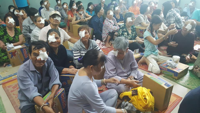 Phẫu thuật mắt & tặng quà Tết cho trẻ khuyết tật ảnh 1 ct.png
