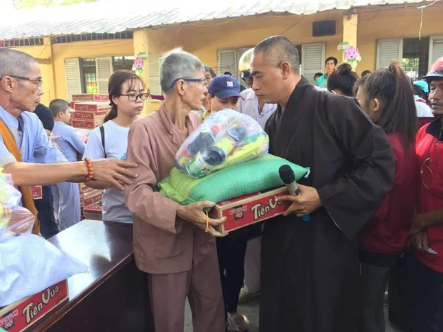 Tang qua Tet cho nguoi gia neo  don.jpg