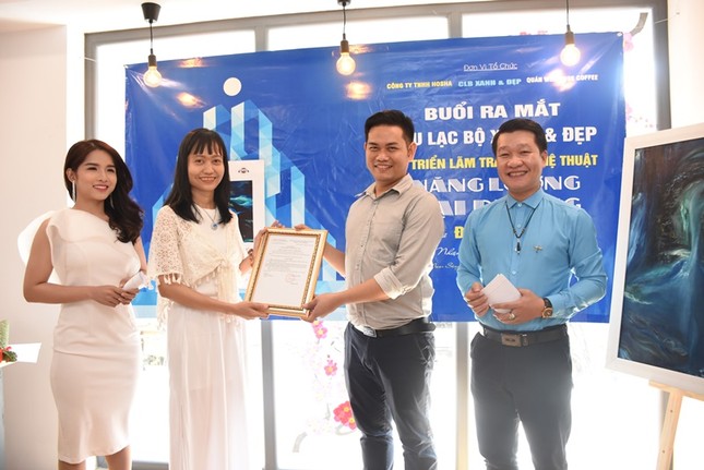 CEO Hoàng Sơn Hà - Đại diện Công ty TNHH HOSHA trao quyết định thành lập CLb cho Chủ nhiệm Đỗ Thiên Hương.JPG