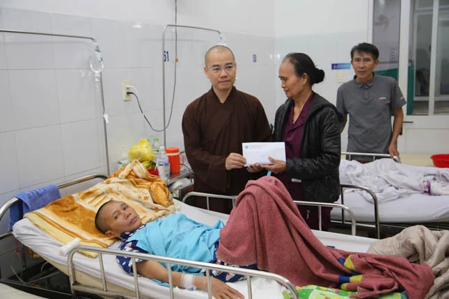 trao qua cho benh nhan.jpg