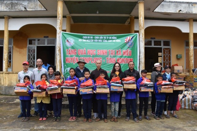 trao qua cho cac em hoc sinh.JPG