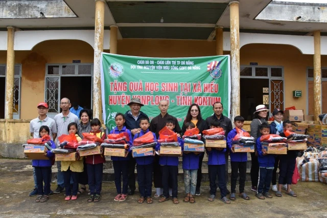 trao qua cho cac em hoc sinh.JPG