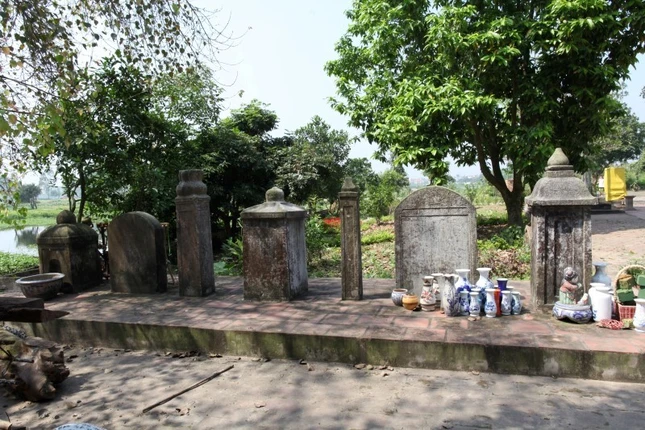 hàng bia trong chùa báo Ân.jpg