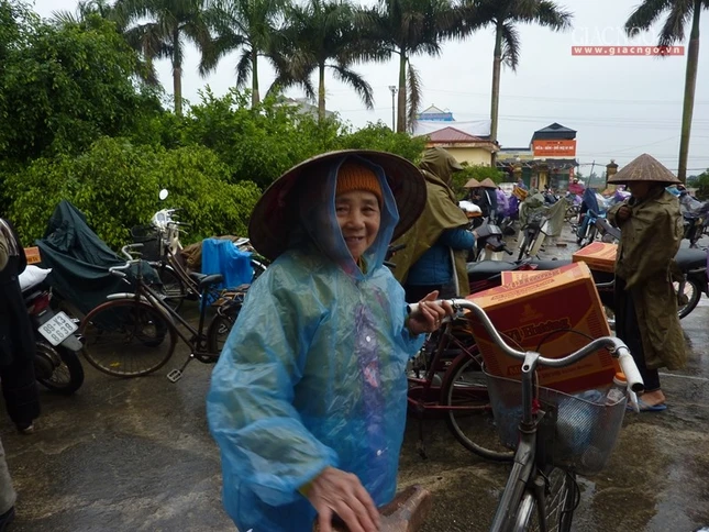 niem vui mang qua ve cua ba con.jpg