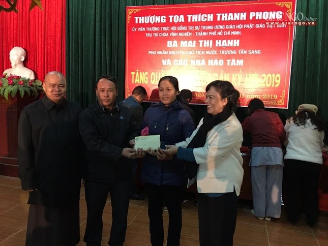 tang tien cho UBND X.C_m Ninh,.jpg