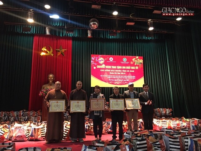 trao bang khen.jpg