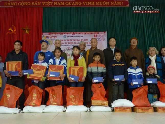 trao qua quynh nhai(3).jpg