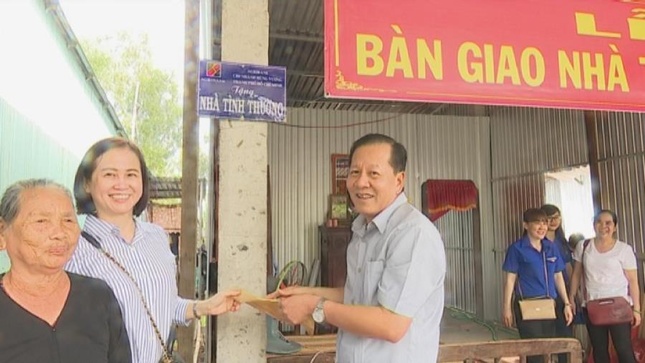 Lanh dao Agribank Chi nhanh Hung  Vuong va Bi thu Huyen uy Tam Nong go bang trao tang nha tinh thuong.JPG