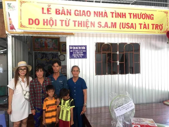 Ban giao nha TT va qua cho ho  ngheo.jpg
