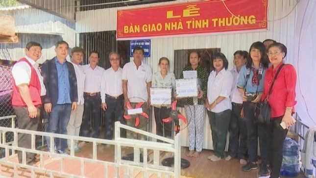 Canh ban giao nha tinh thuong cho  ho ngheo xa Phu Tho.JPG