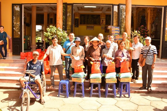 Phật giáo Bình Phước, Đồng Tháp tặng quà Tết ảnh 4 DSC_3052.jpg