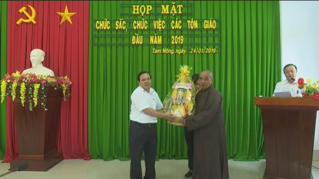 Tang qua chuc sac chuc viec ton  giao.JPG