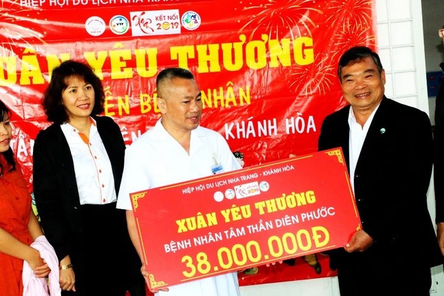 ong Nguyen Van Thanh tang qua.JPG