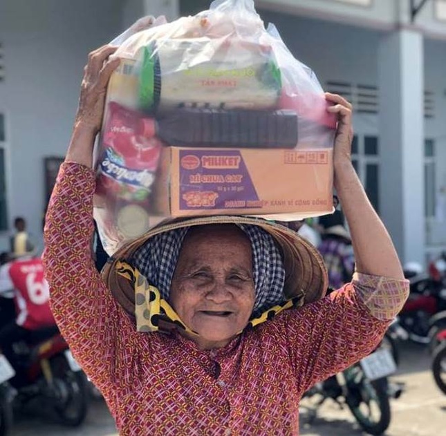 Tang qua Tet cho nguoi gia.jpg