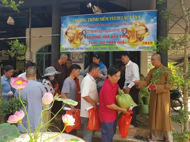 dd Minh Phuoc tặng quà tết tai Châu Thanh BT.JPG