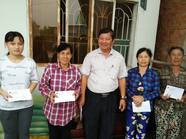 O Dinh Anh tang qua Tet cho ho  ngheo.jpg