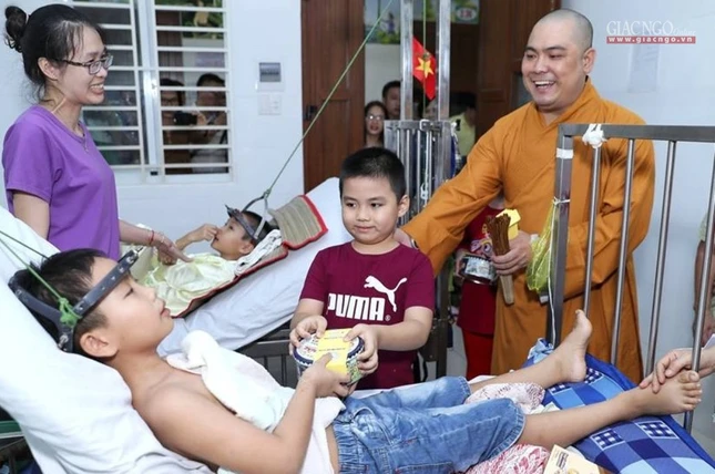 Mang niềm vui bất ngờ đến bệnh viện ảnh 5 bv.7.jpg