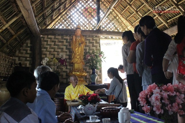 Bà con Phật tử Đắk Liêng đi chùa mùng 1 Tết ảnh 3 5cp.jpg