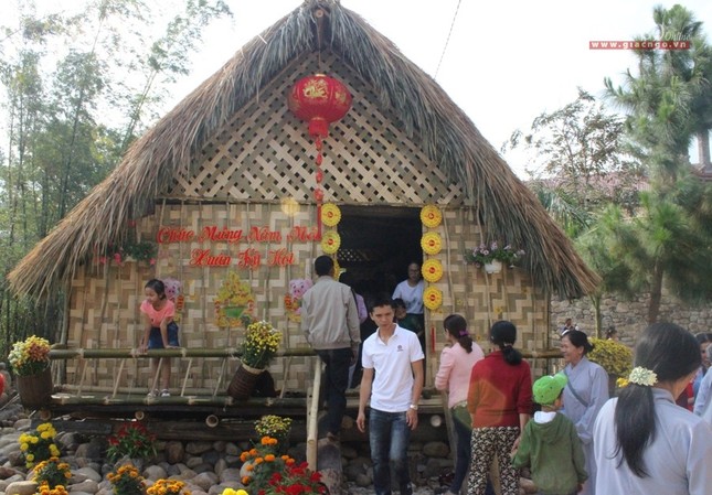 Bà con Phật tử Đắk Liêng đi chùa mùng 1 Tết ảnh 4 6cp.jpg