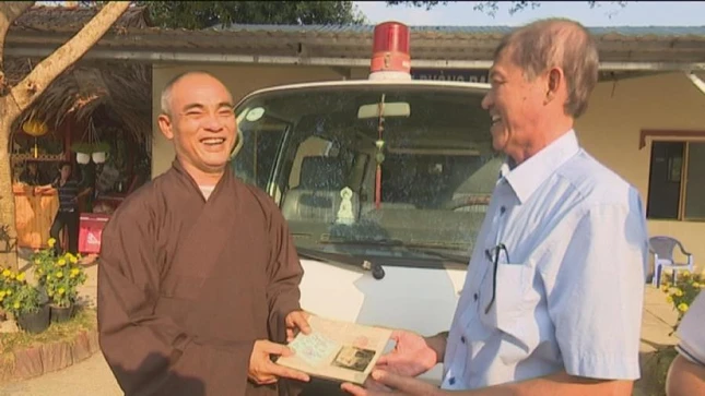 Ong Thang trao Giay to lien quan  den xe o to cho Thay Quy.JPG