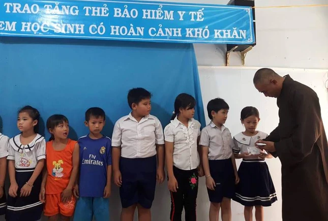 TT Quy trao the BHYT cho HSKK.jpg