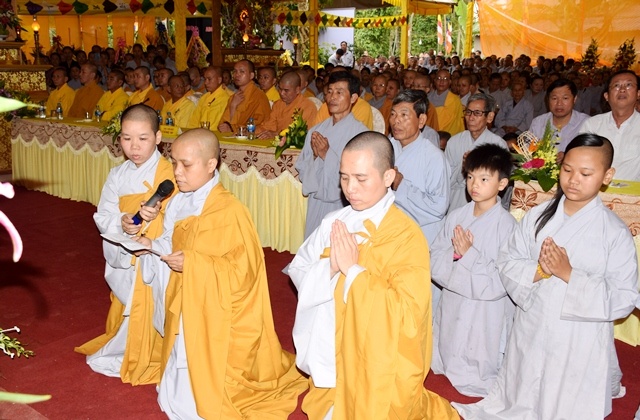 SC tân trụ trì dâng lời phát nguyện.JPG