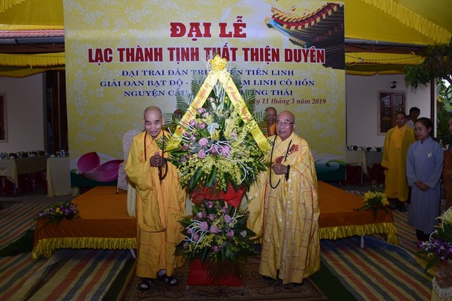 9. Tặng hoa chúc mừng.JPG