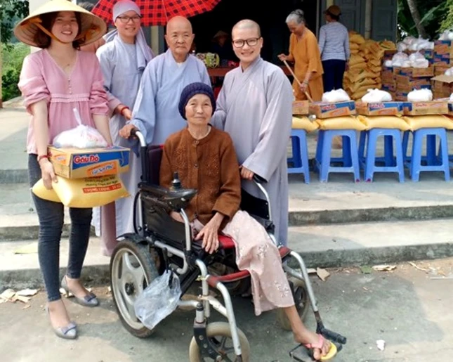 Canh Ni su Hanh Tue trao qua cho   nguoi neo don.jpg