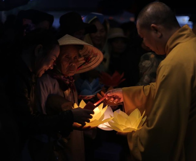 Lung linh đêm hội hoa đăng tại chùa Chí Linh ảnh 2 002.jpg