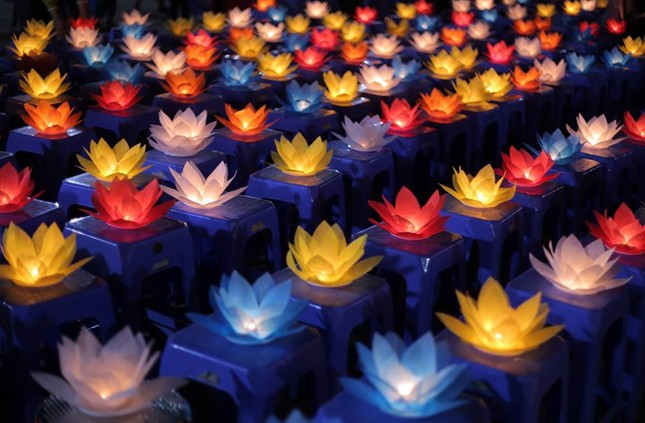 Lung linh đêm hội hoa đăng tại chùa Chí Linh ảnh 3 03.jpg