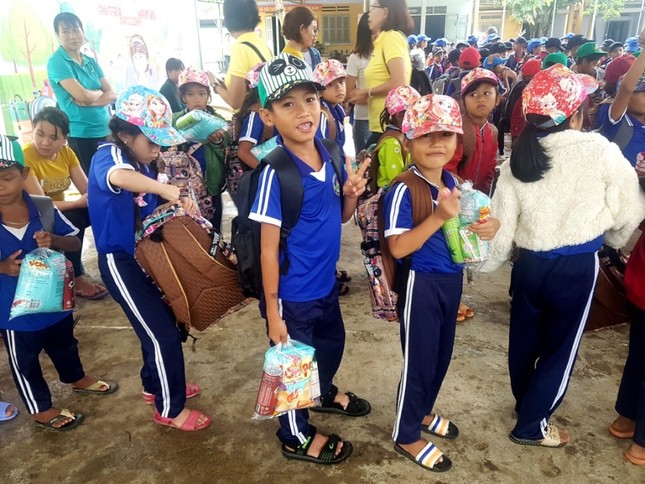 HS NHẬN QUÀ.jpg