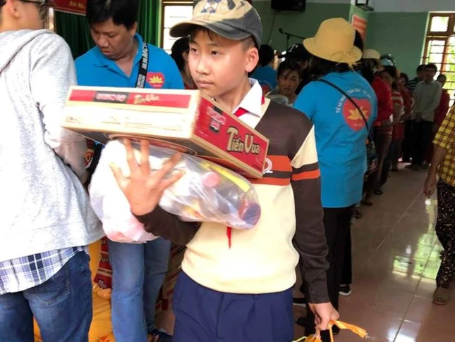 Tang qua cho HSKK xa Dak Nia.jpg