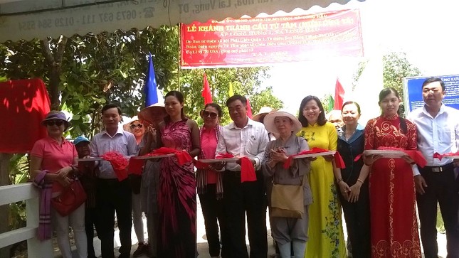 Khánh thành cầu bê-tông & bàn giao nhà tình thương ảnh 1 h.jpg