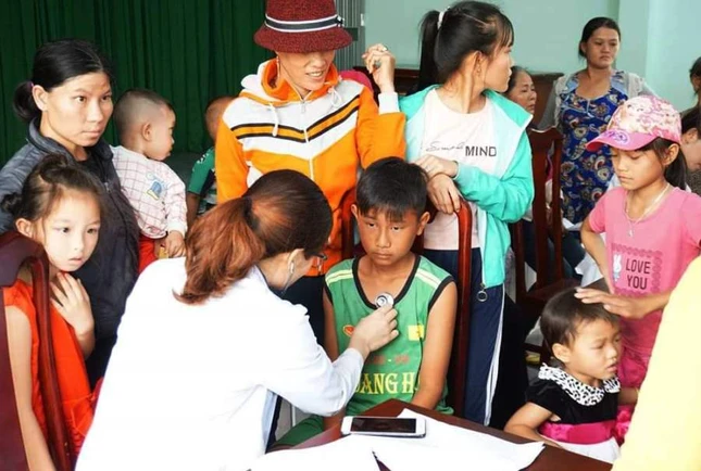 Y bác sĩ khám bệnh cho trẻ em.jpg